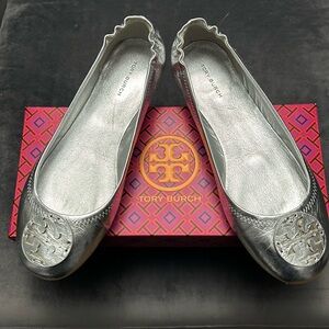 TORY BURCH Silver Metallic Leather Ballet Flats Size 8 1/2